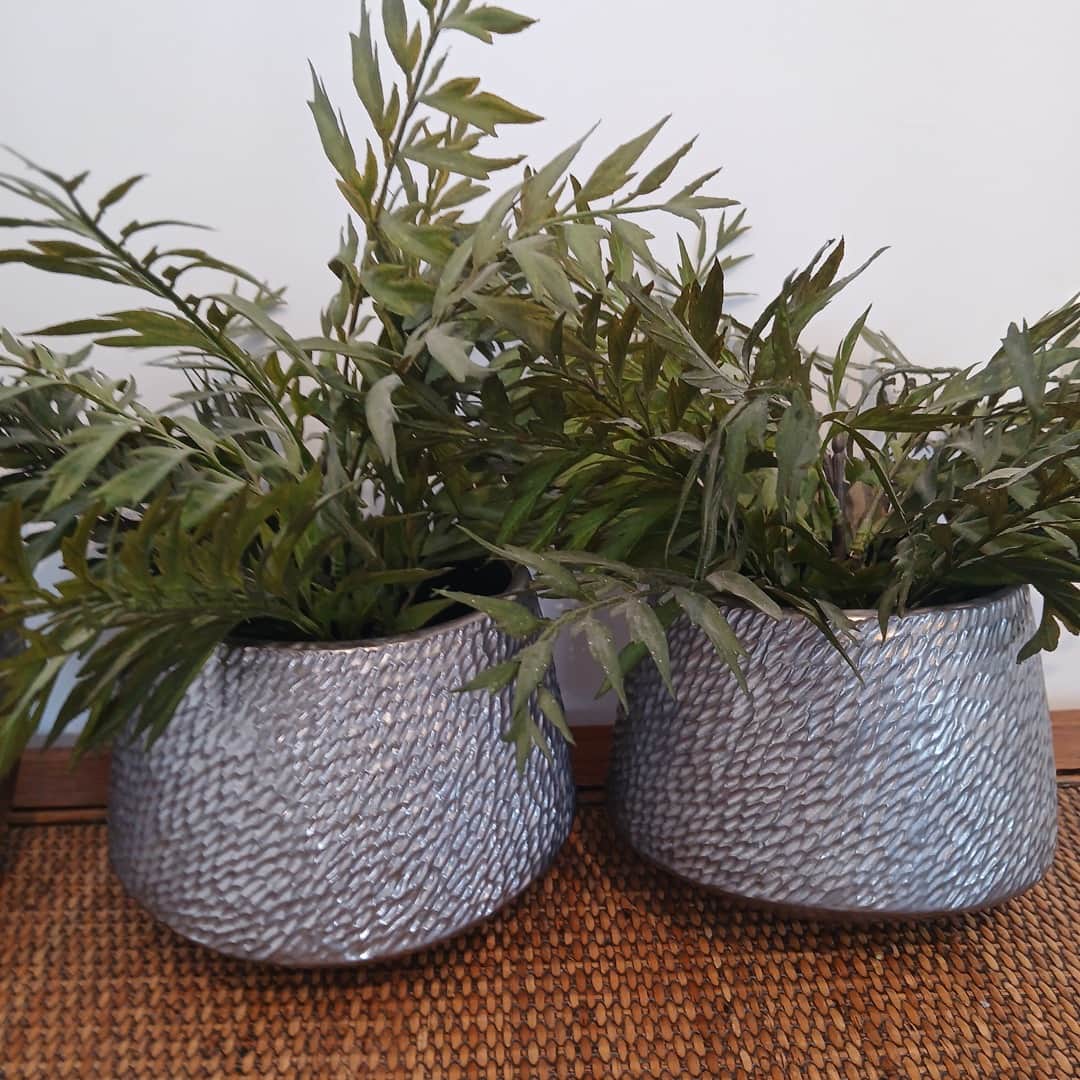 Macetas con plantas artificiales