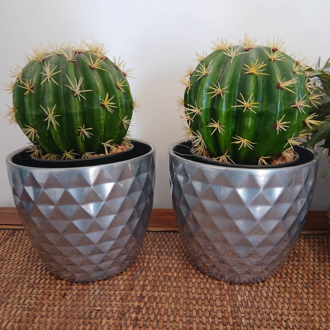 Macetas con plantas artificiales