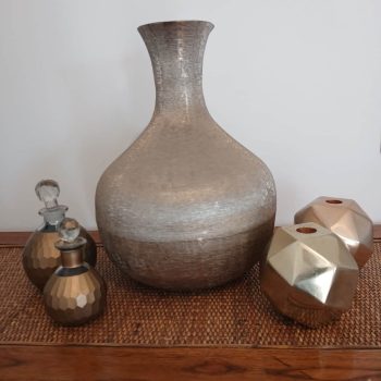 Jarrón, candeleros y perfumeros