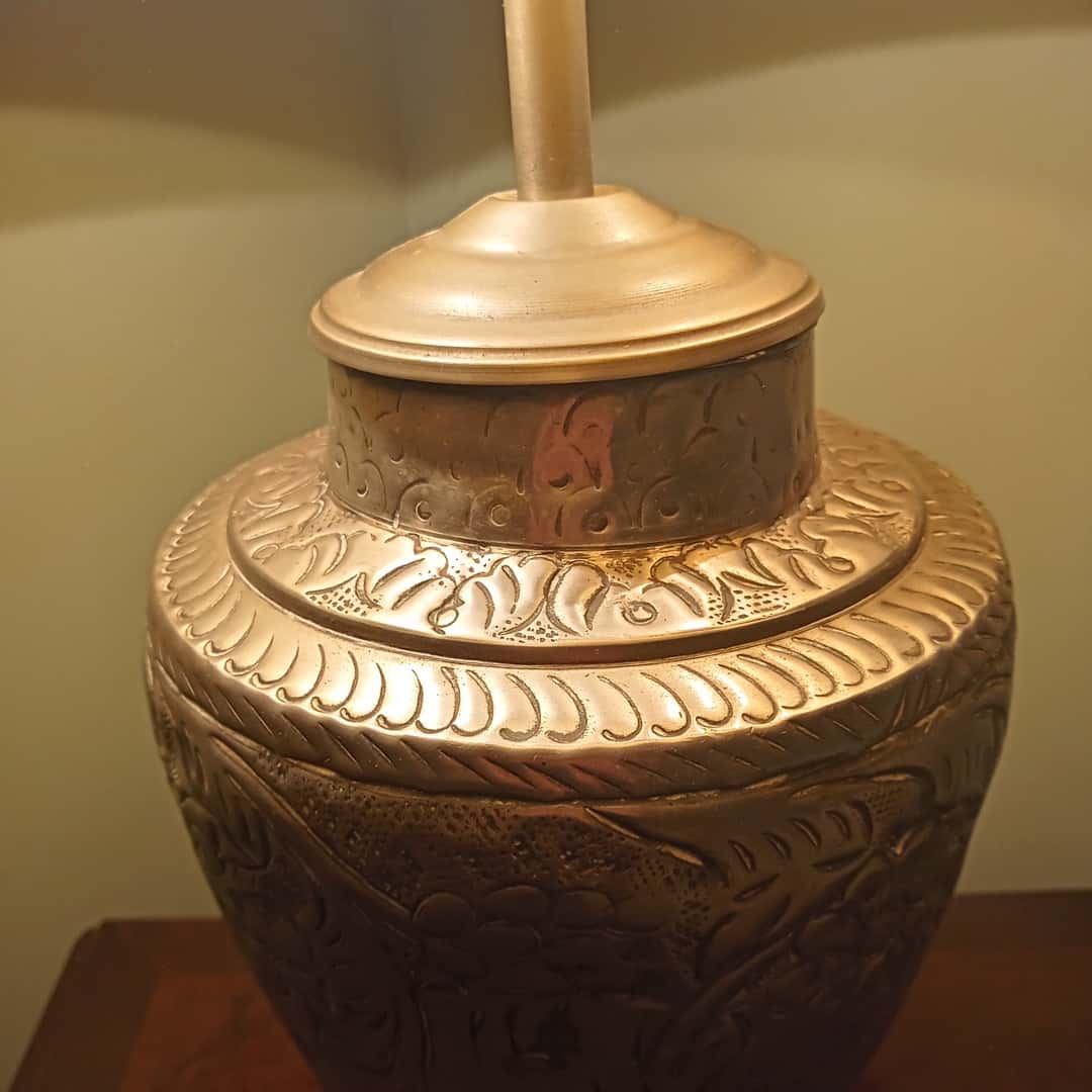 Lámpara de mesa en metal