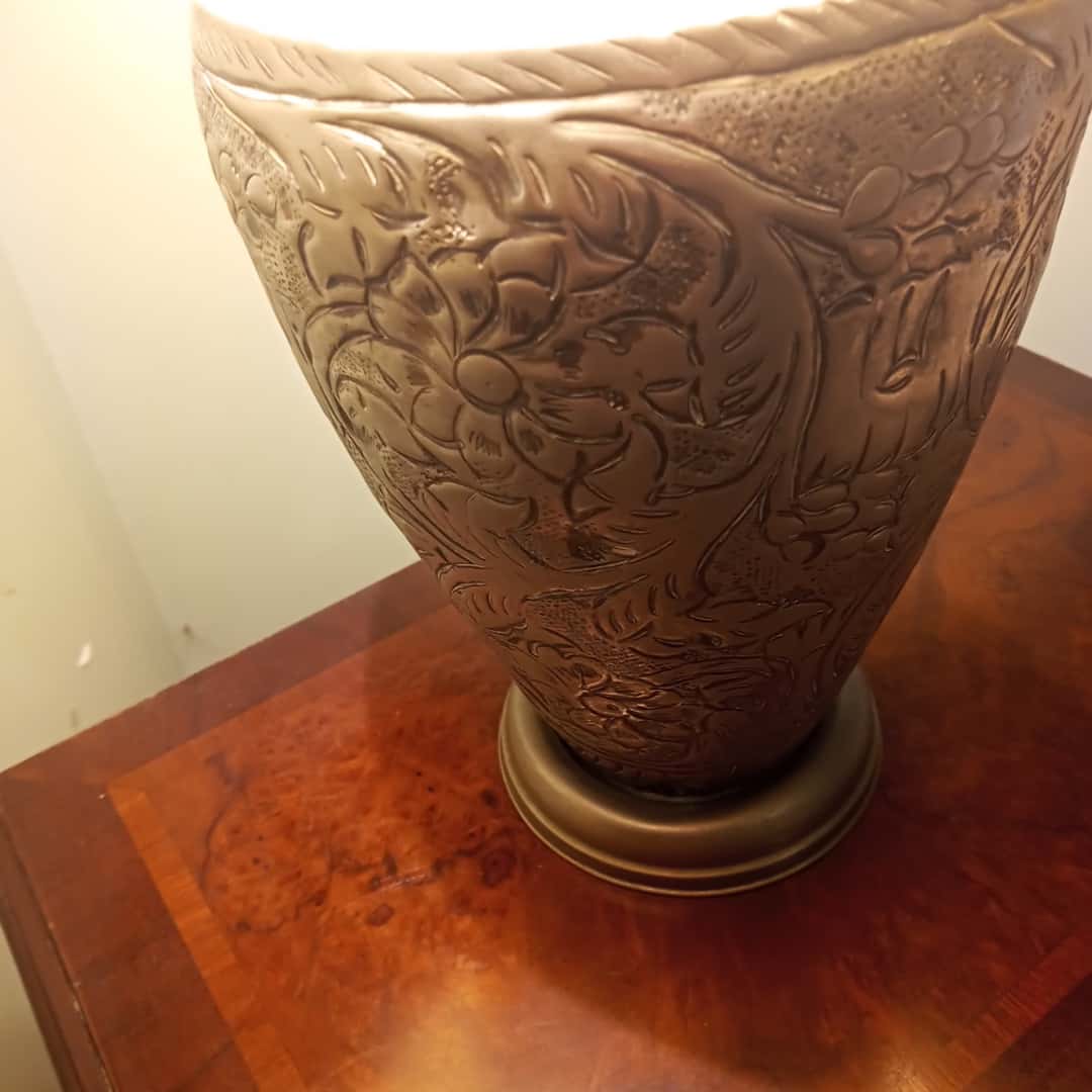 Lámpara de mesa en metal