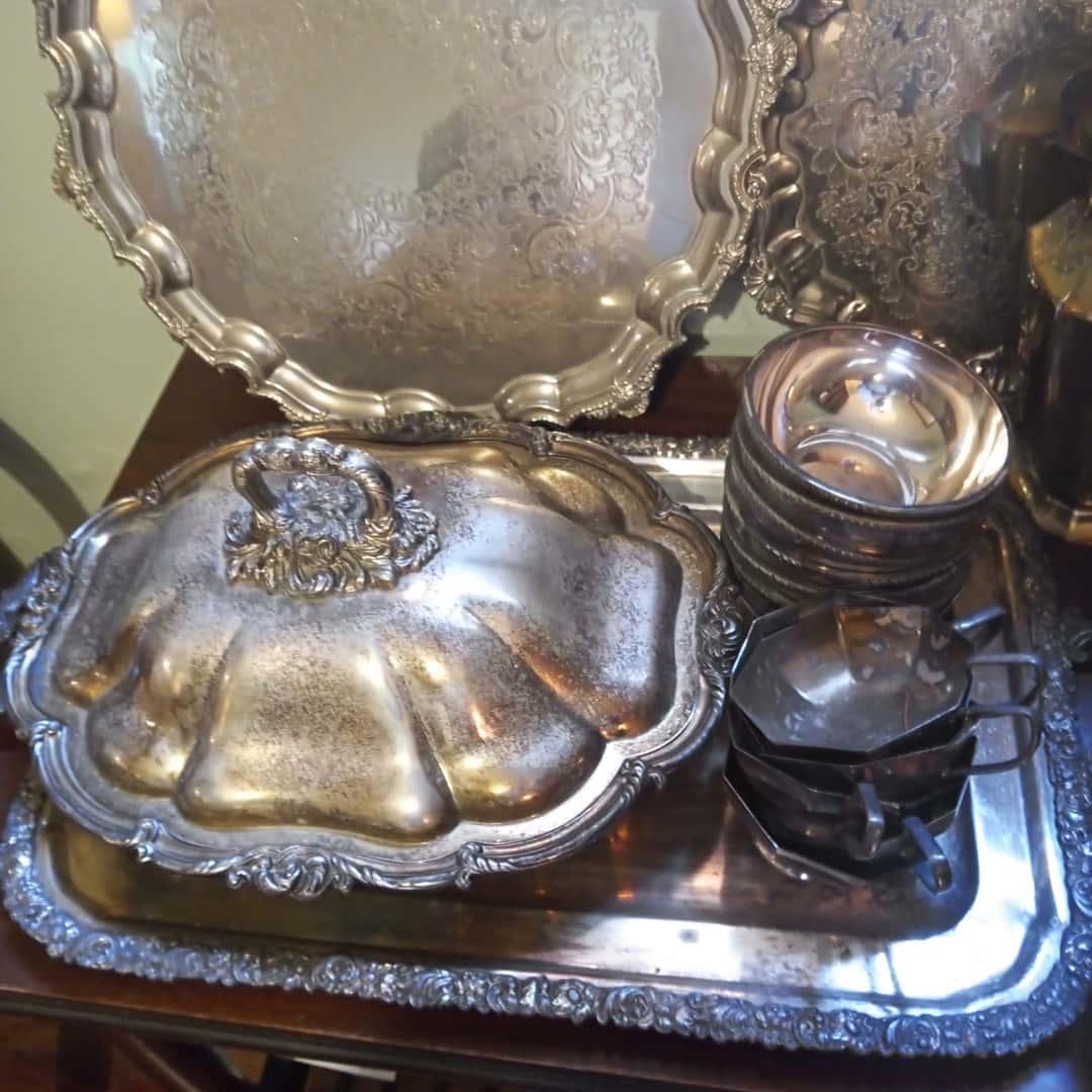 Lote de metal plateado
