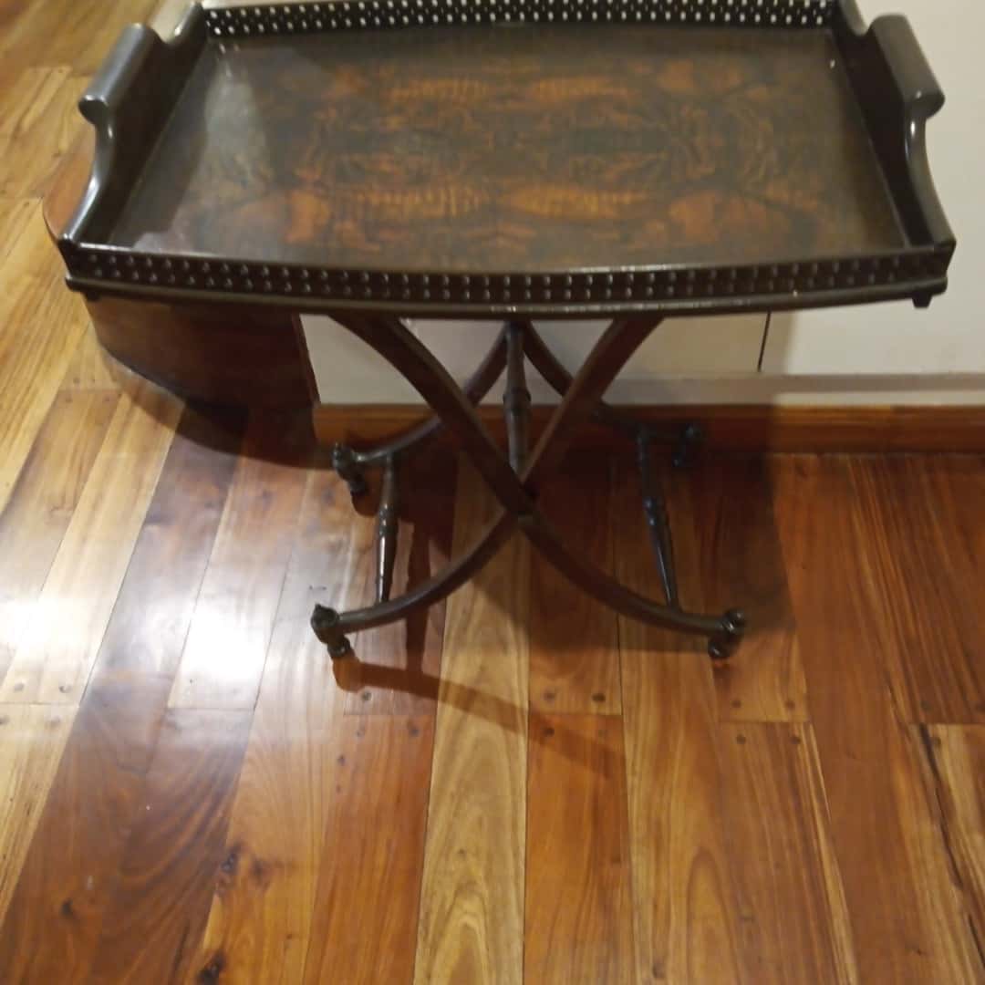 Mesa auxiliar con bandeja