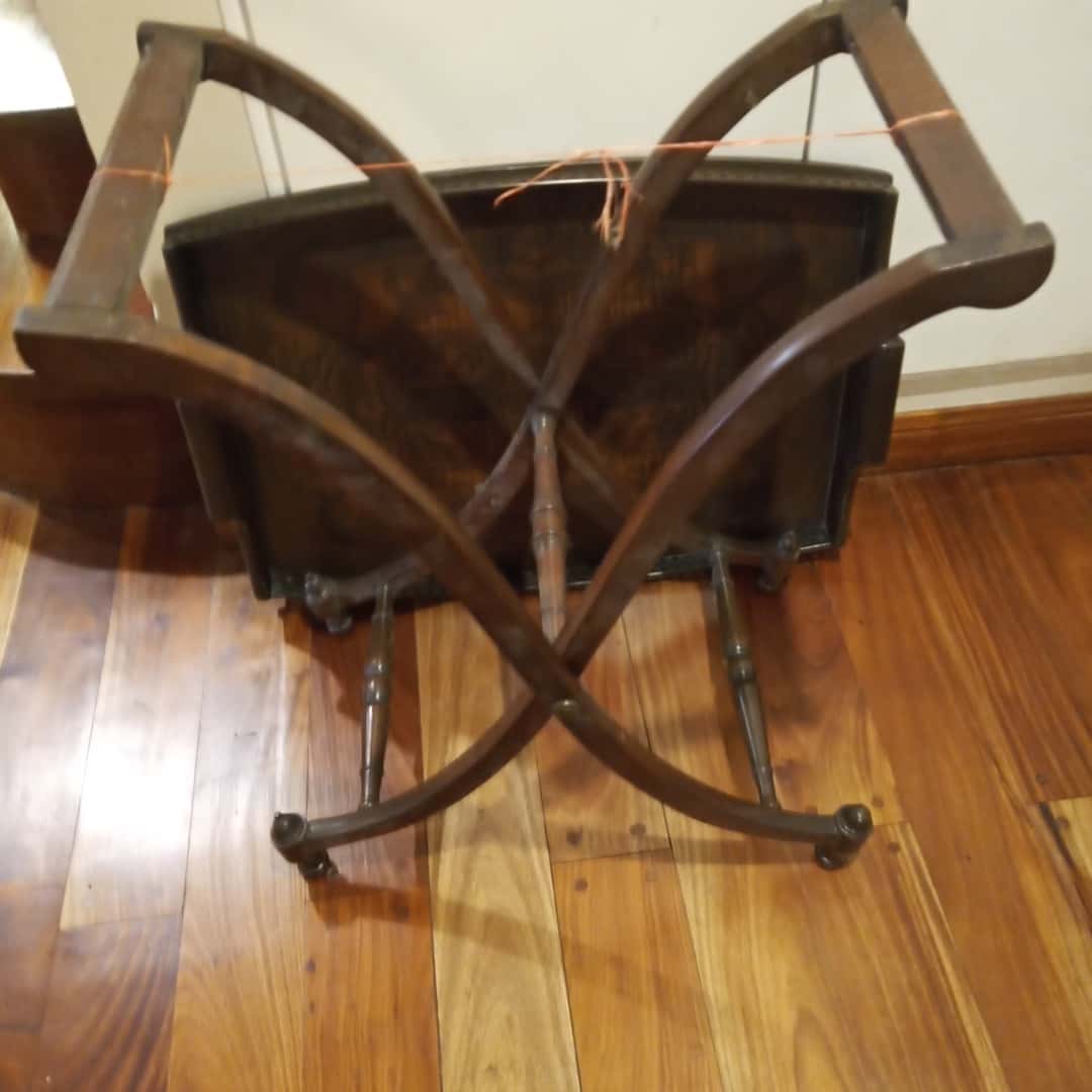 Mesa auxiliar con bandeja