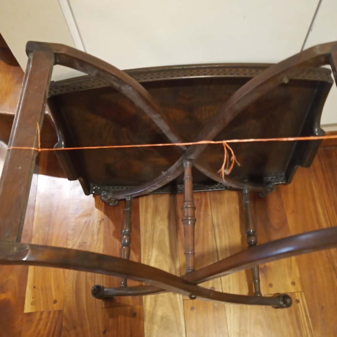 Mesa auxiliar con bandeja