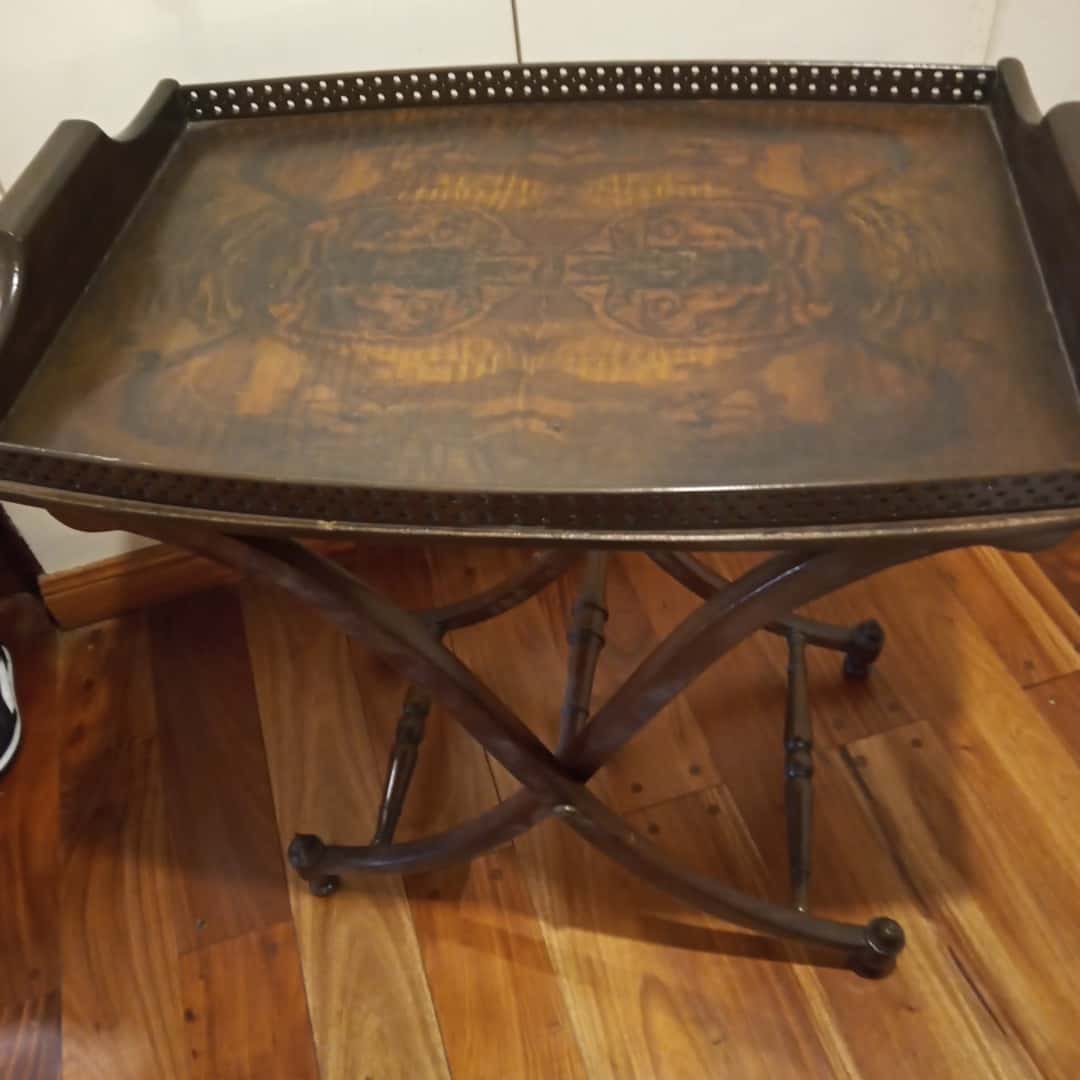 Mesa auxiliar con bandeja