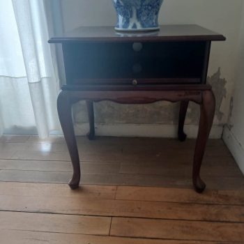 Mesa auxiliar estilo Reina Ana