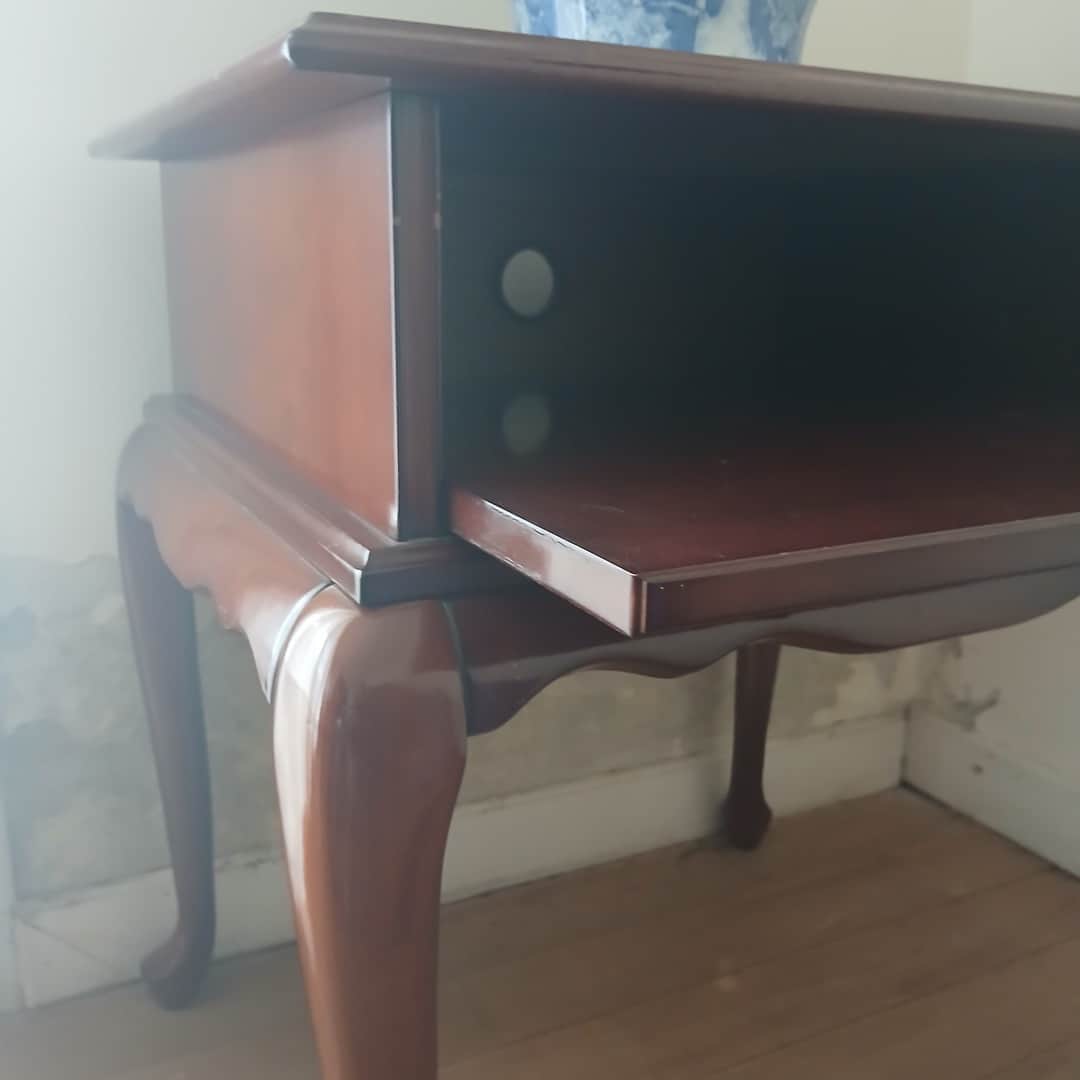 Mesa auxiliar estilo Reina Ana