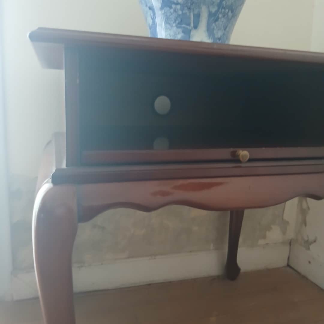 Mesa auxiliar estilo Reina Ana