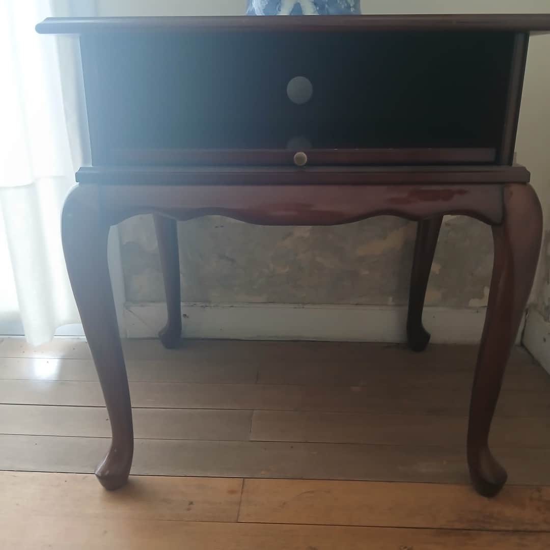 Mesa auxiliar estilo Reina Ana