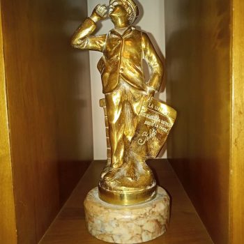 Figura en bronce "Niño canillita"