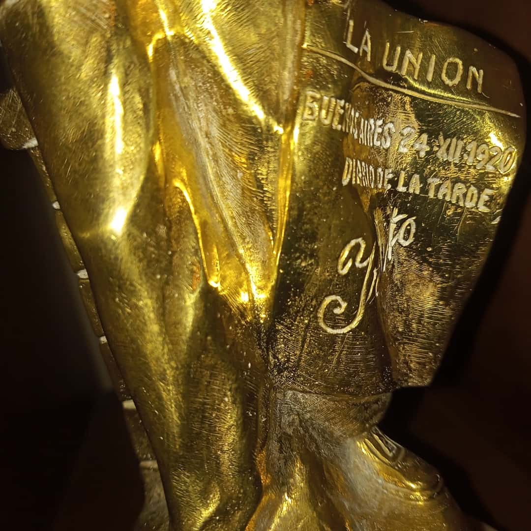 Figura en bronce "Niño canillita"