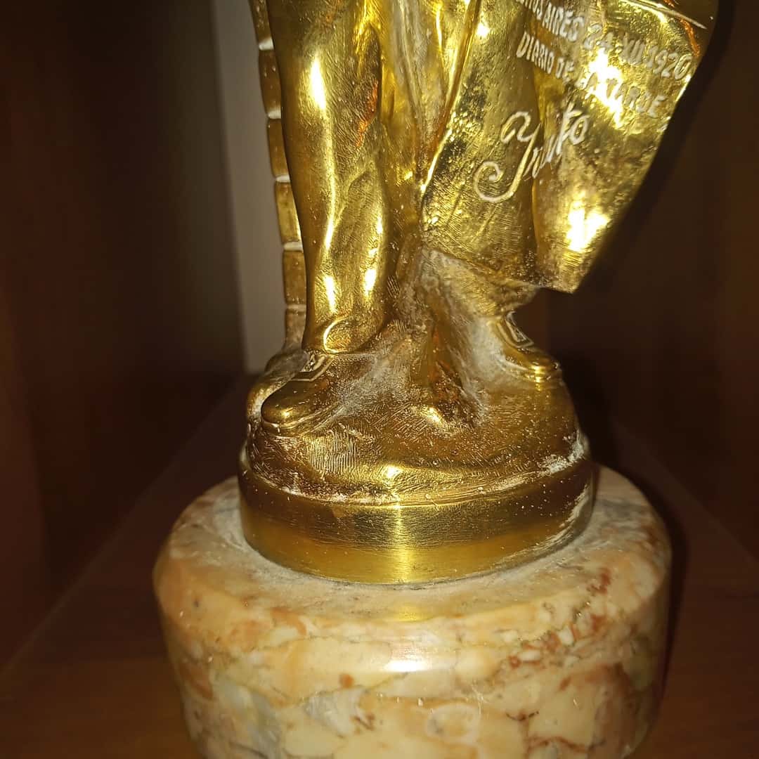 Figura en bronce "Niño canillita"