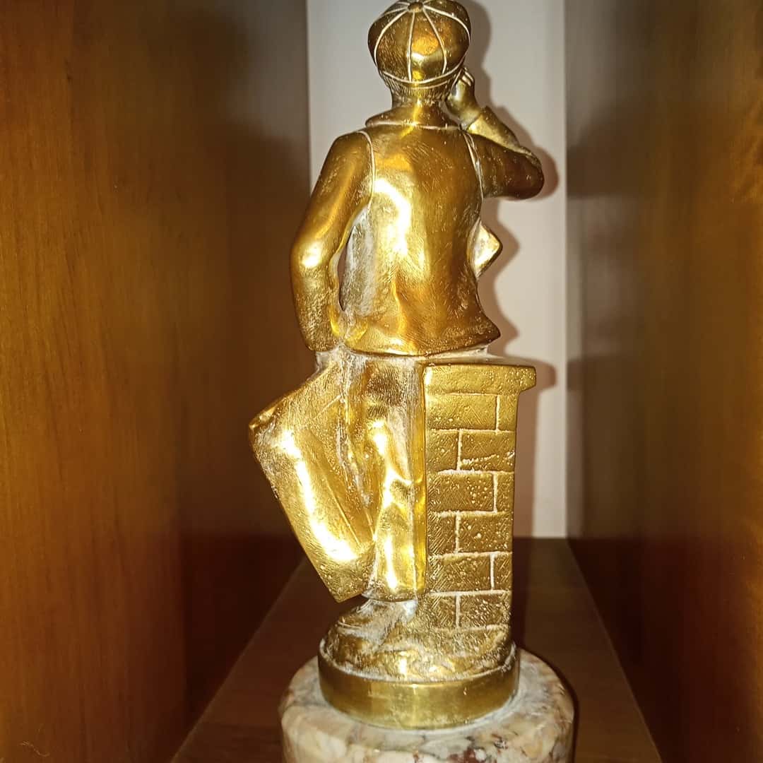 Figura en bronce "Niño canillita"