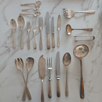 Juego de cubiertos en metal plateado