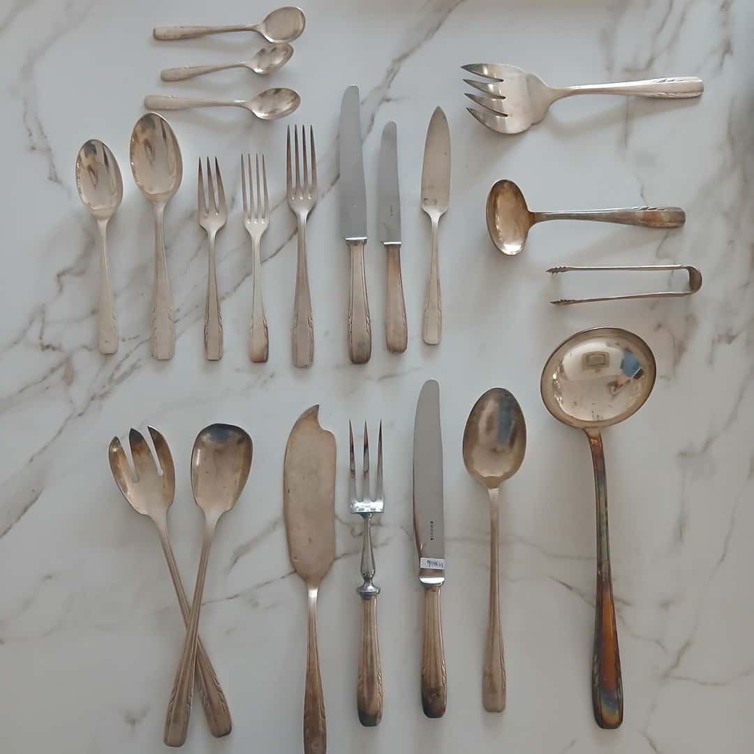Juego de cubiertos en metal plateado