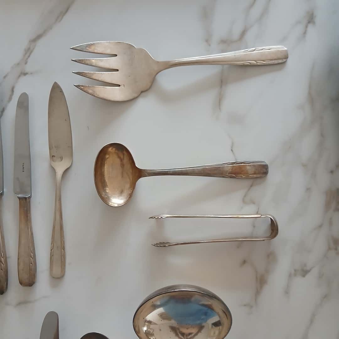 Juego de cubiertos en metal plateado