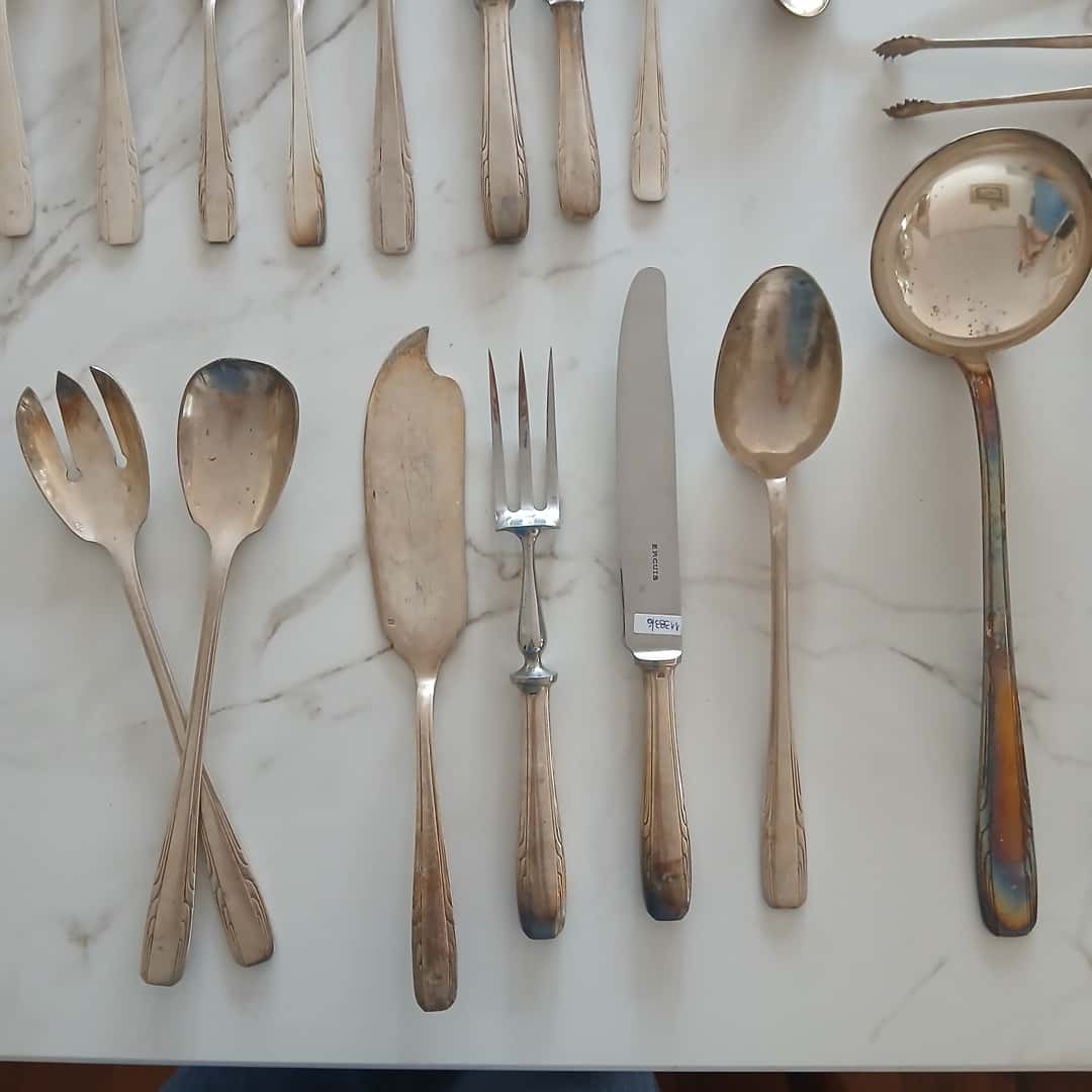 Juego de cubiertos en metal plateado