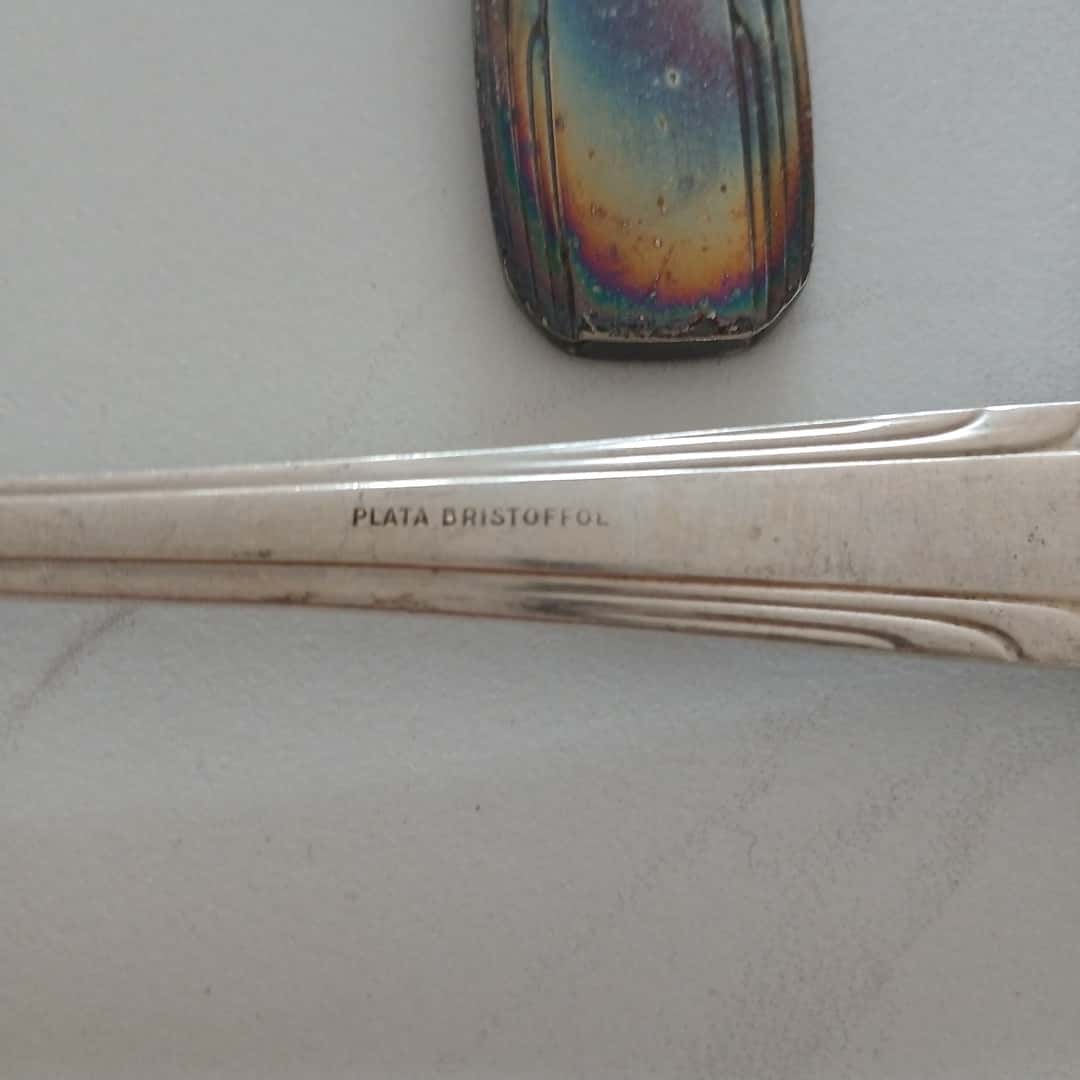Juego de cubiertos en metal plateado