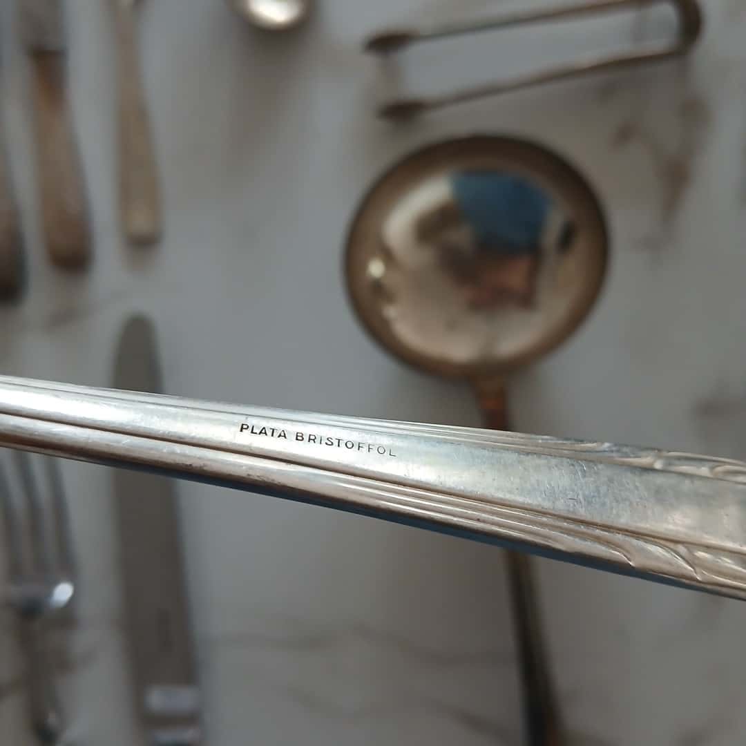 Juego de cubiertos en metal plateado