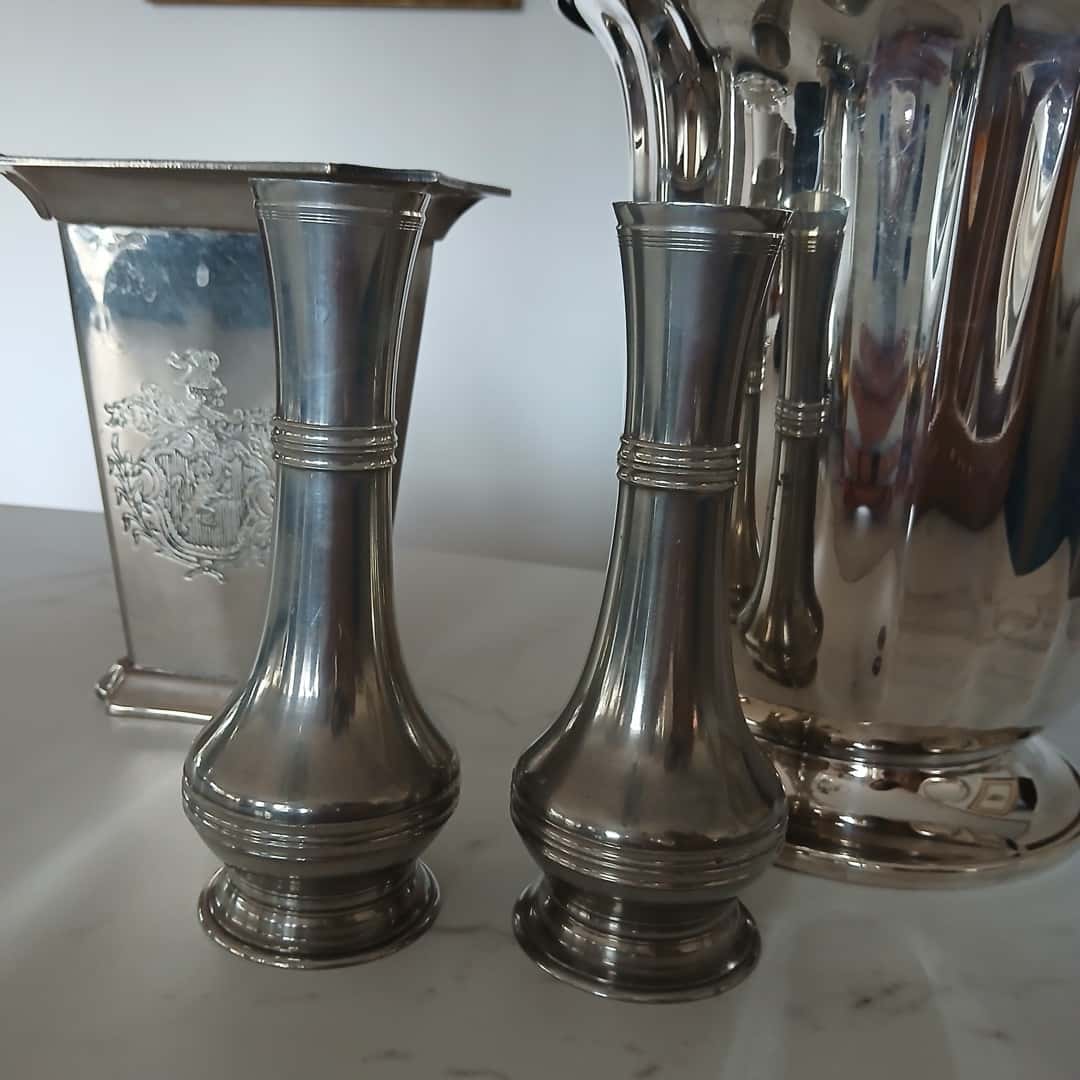 Hielera y floreros