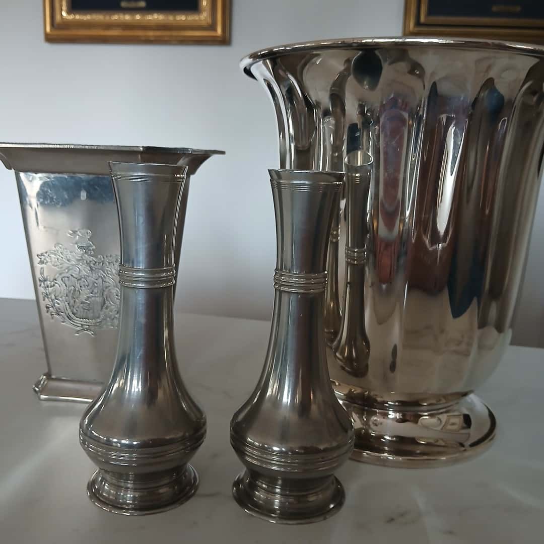 Hielera y floreros