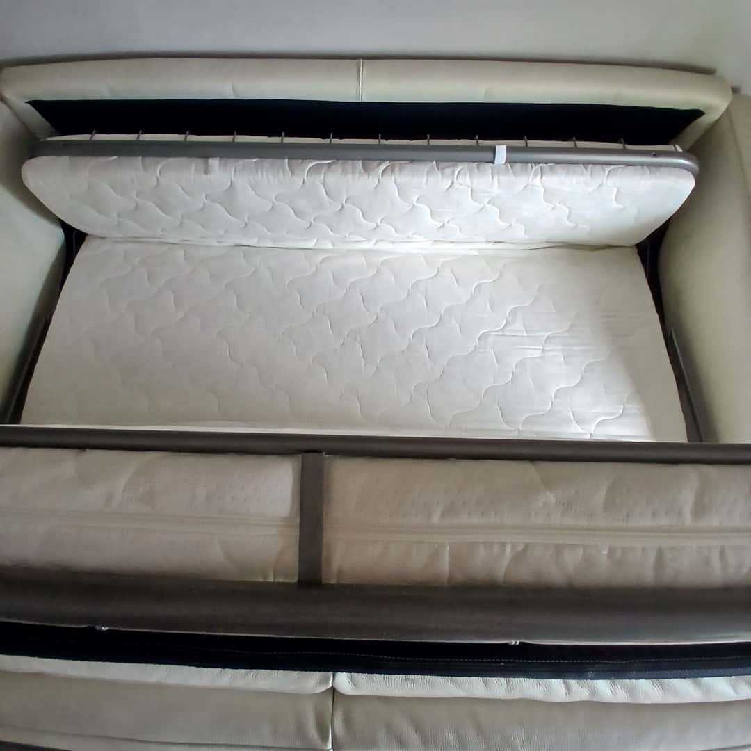 Sillón cama con patas cromadas