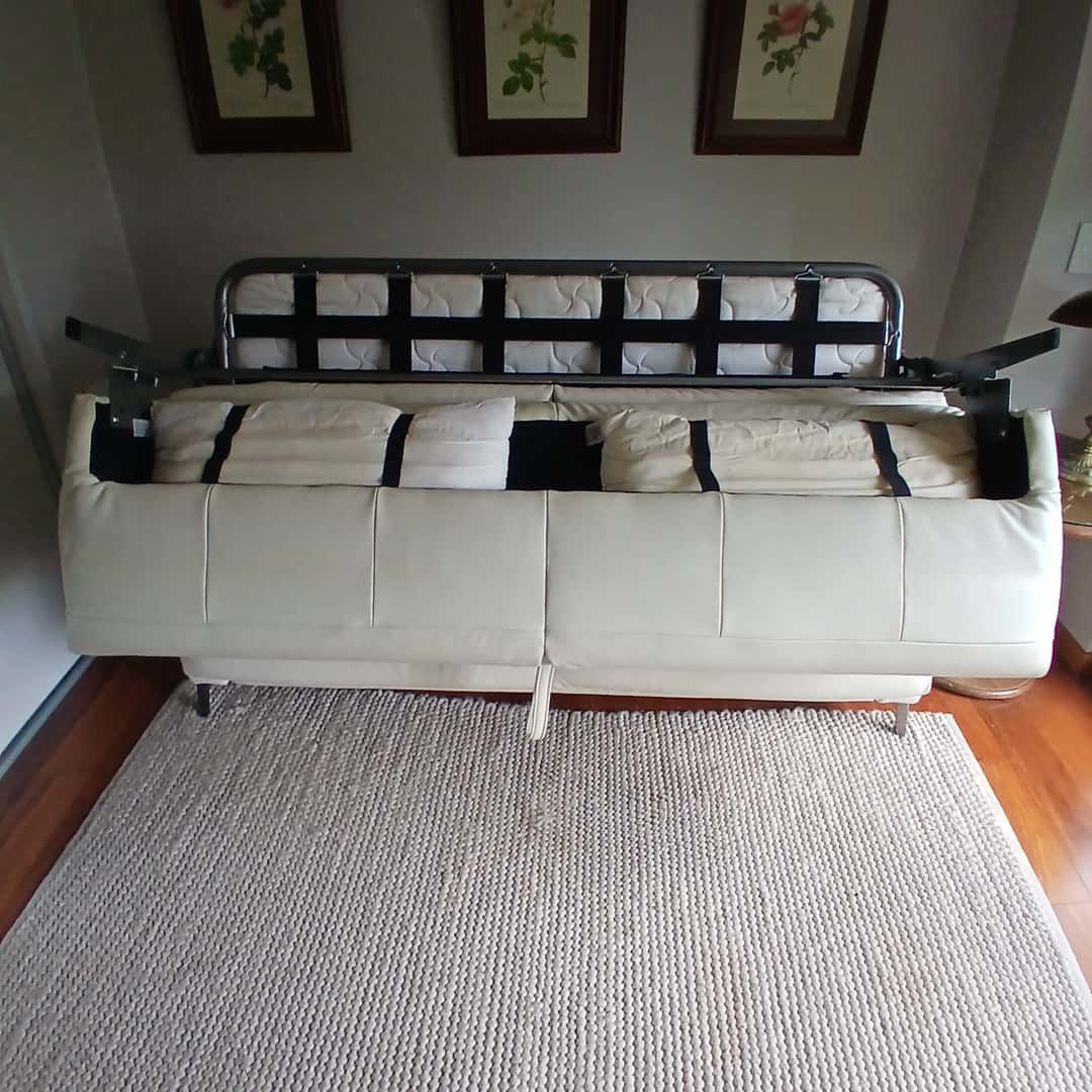 Sillón cama con patas cromadas