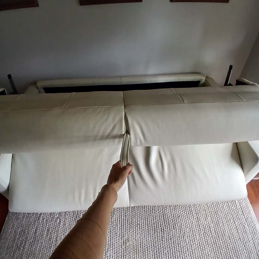 Sillón cama con patas cromadas