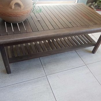 Mesa frente sofá en teka