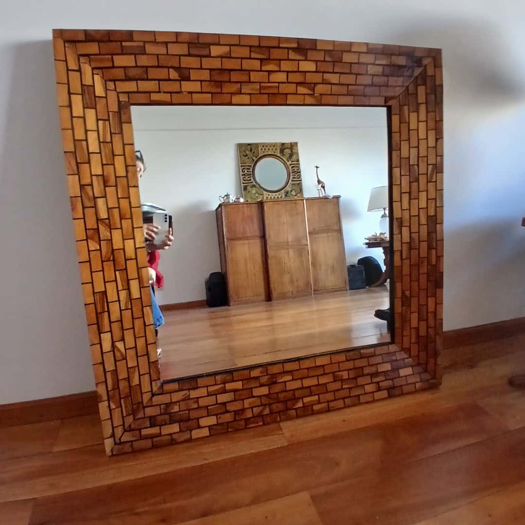 Espejo con marco de madera