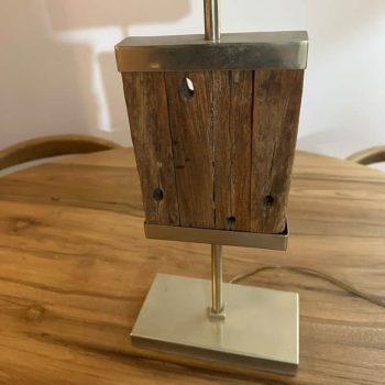 Lámpara sobre mesa