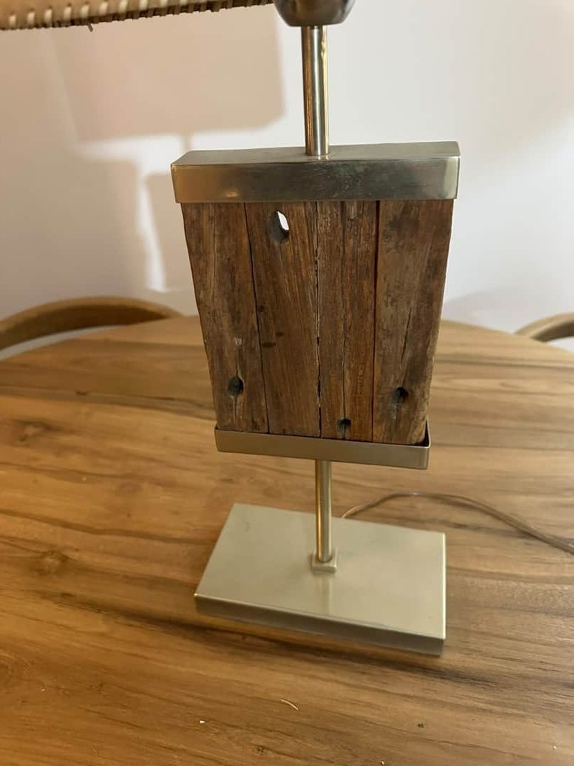 Lámpara sobre mesa