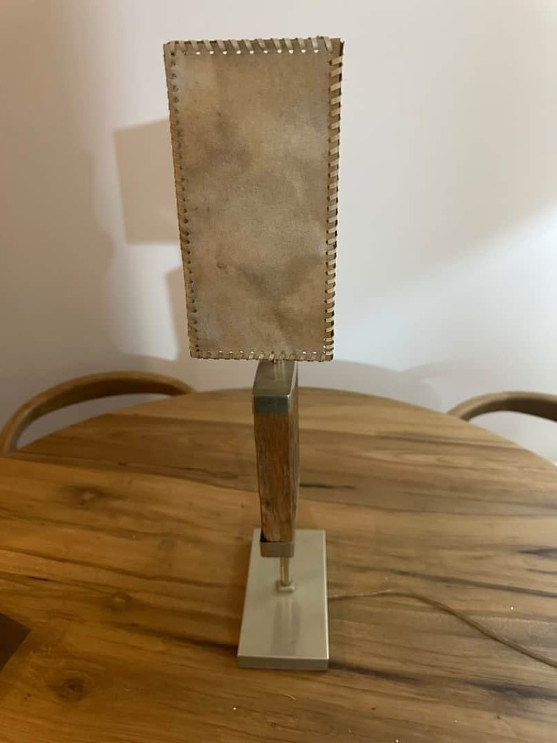 Lámpara sobre mesa
