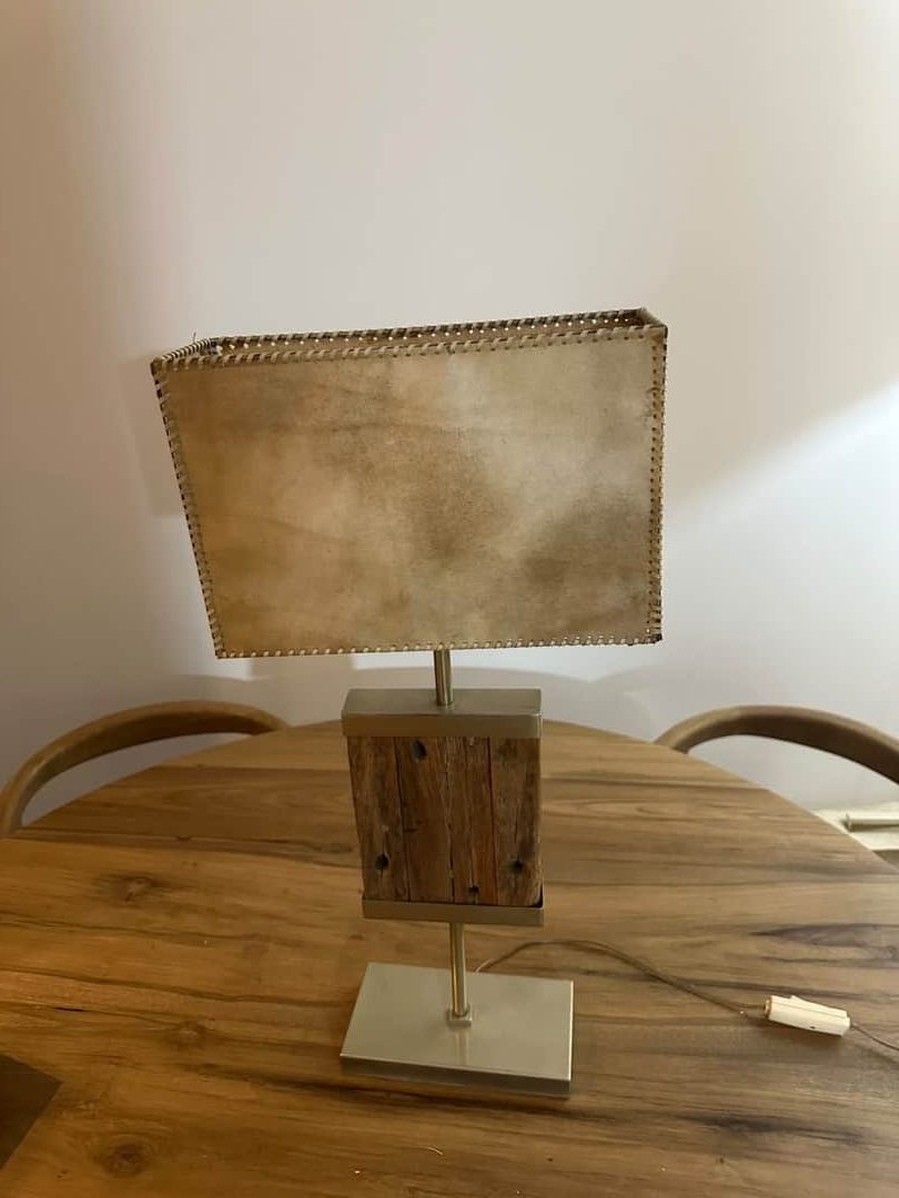 Lámpara sobre mesa
