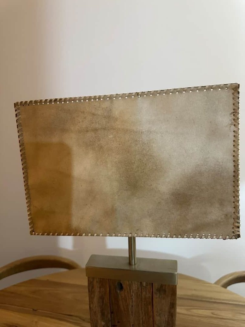 Lámpara sobre mesa