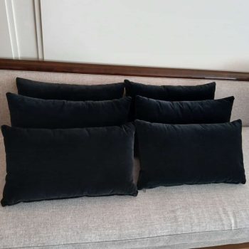 Almohadones en terciopelo negro