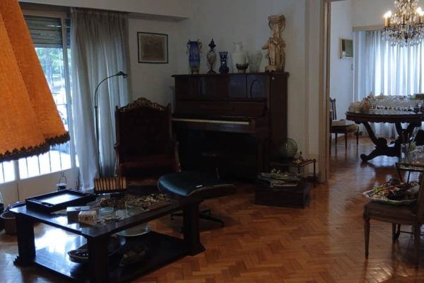 Sillón 1 cuerpo respaldo capitoné tapizado en pana colorada y estructura dorada a la hoja; silla baja tailandesa; banqueta estilo Miller; 4 sillas estilo Francés con respaldo esterillado; silla tapizada; mesas auxiliares estilo Francés formato riñón con tapa de mármol y cajón, cuadrada doble plano tapa vítrea, doble plano cromada y vítrea, doble plano tapa fórmica, redonda estilo Francés tapa mármol, octogonal con marqueteríe, pequeña en bronce, rodante 3 planos, baja tapa mármol y estructura bronce, riñón 3 cajones; comedor estilo Francés...