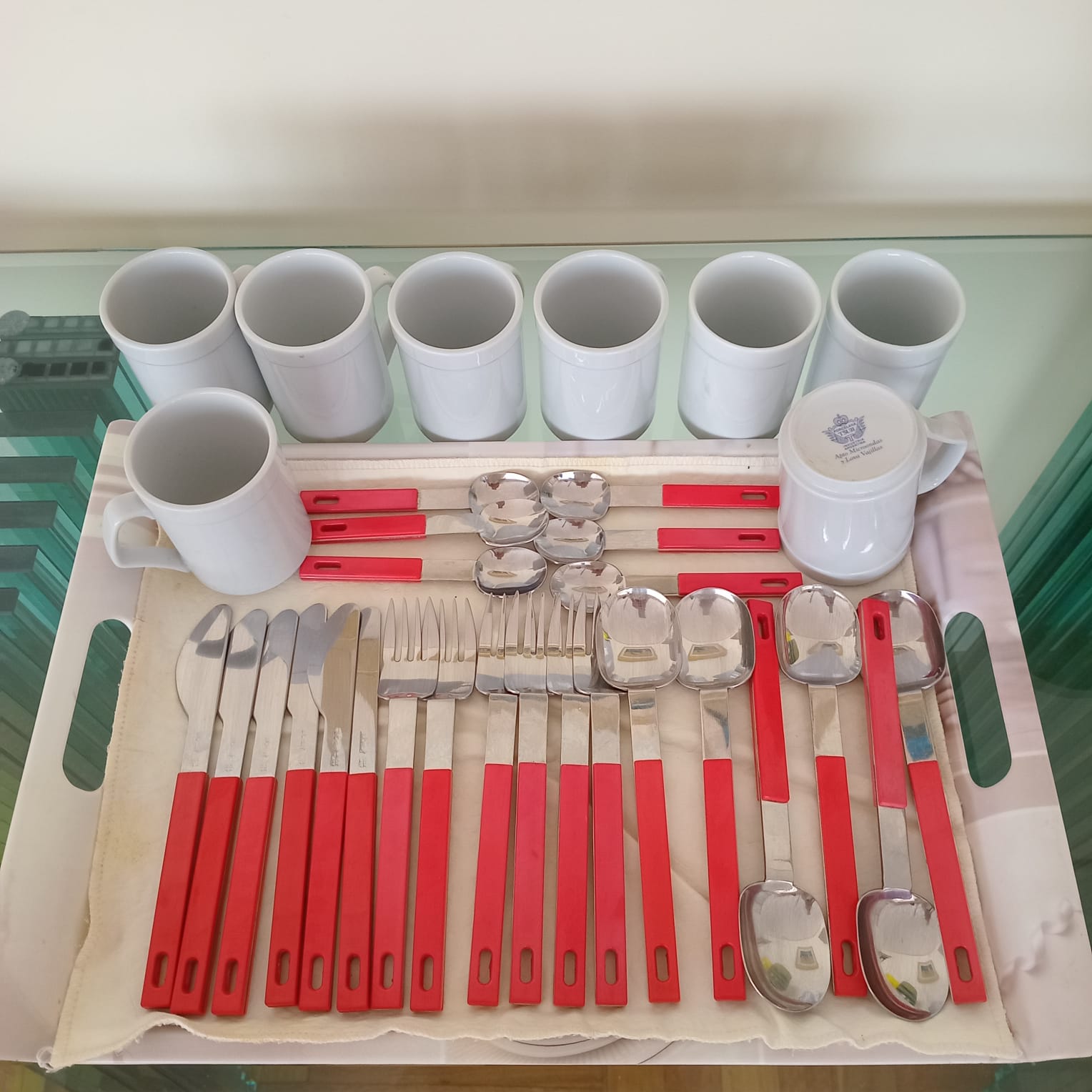 Cubiertos y jarros de café