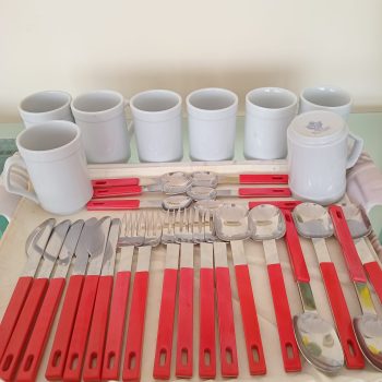 Cubiertos y jarros de café
